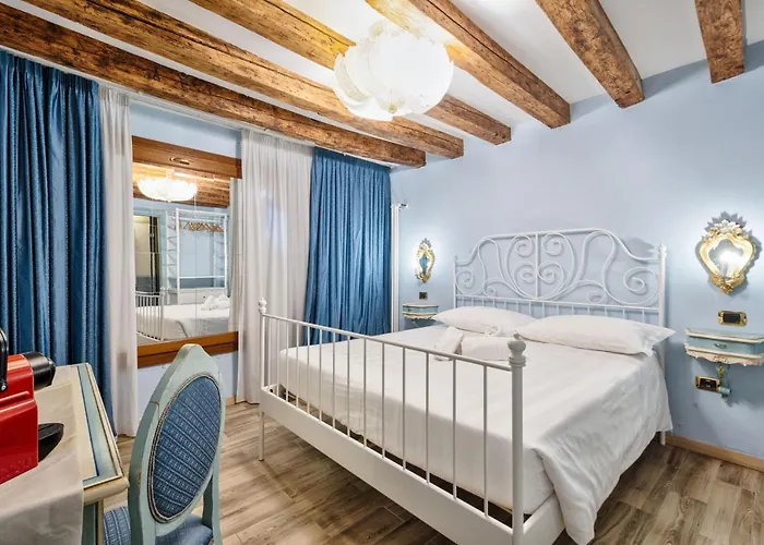 Piccolo Vecellio * Venice